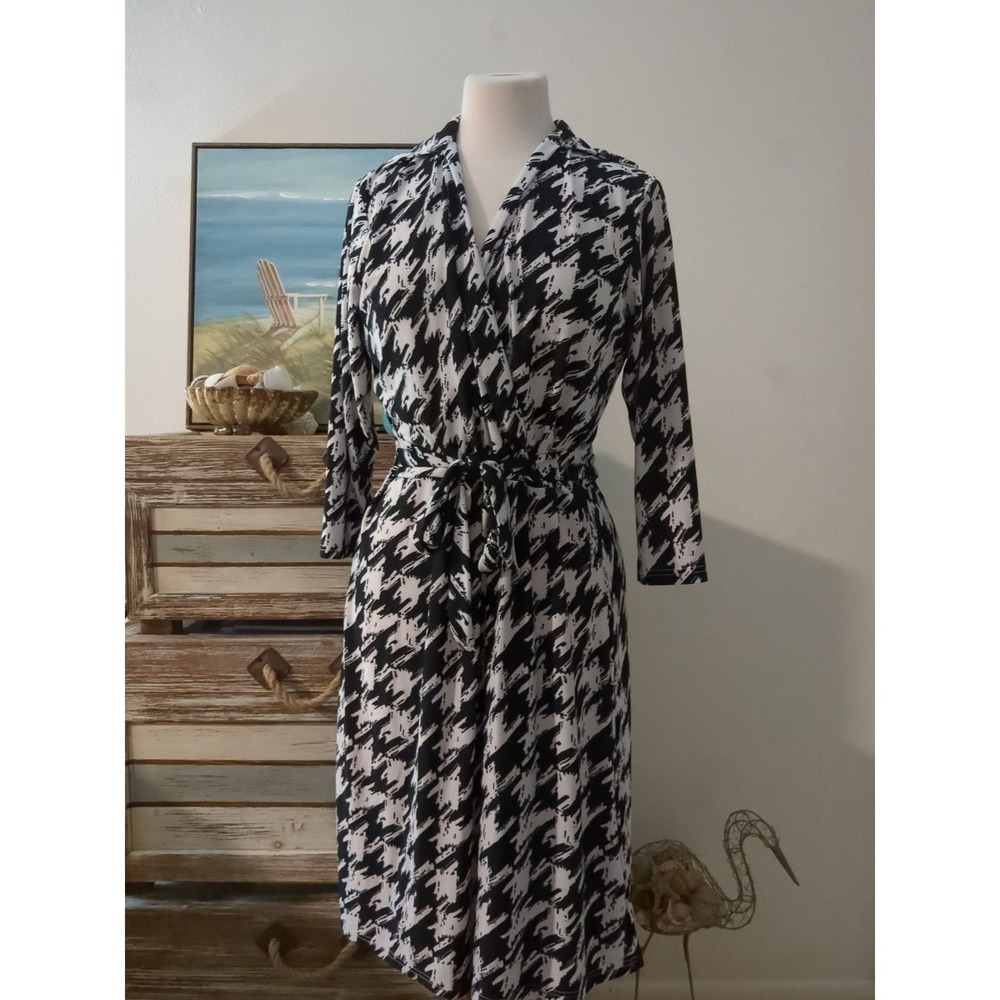 Jon & Anna wear to work black and white dress size large